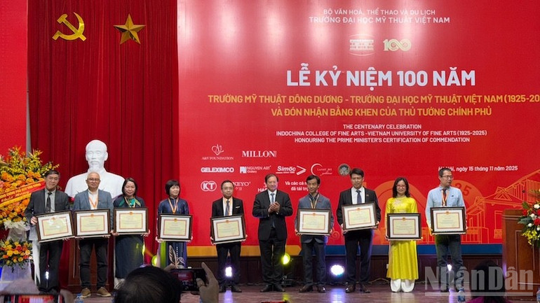 Het uitreiken van Certificaten van Verdienste van het Ministerie van Cultuur, Sport en Toerisme aan collectieven. ndo_br_img-8878-snapseedcopy.jpg