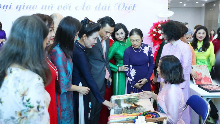 Ao Dai inneholder selve essensen av mange unike vietnamesiske håndverk som veving, farging, broderi ... thu-cong-2484.jpg