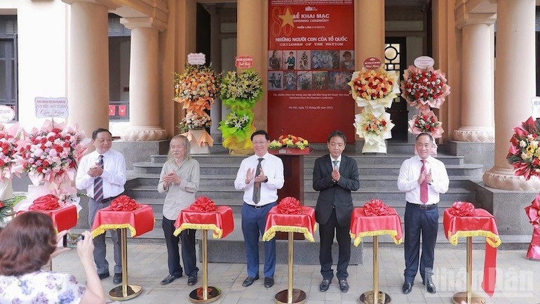 Các đại biểu cắt băng khai mạc triển lãm. ndo_br_img-5720.jpg