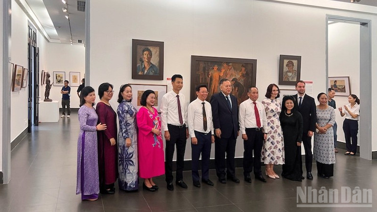 Những người bạn quốc tế yêu nghệ thuật và gắn bó với Việt Nam đến dự triển lãm. ndo_br_img-5706.jpg