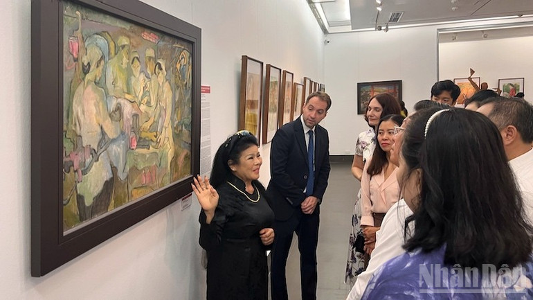 Nữ họa sĩ Văn Dương Thành (sinh năm 1951) giới thiệu với khán giả về tác phẩm "Trong hầm mổ" của mình. ndo_br_img-5695.jpg
