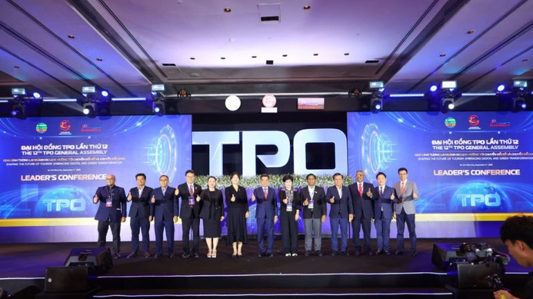 Đại diện du lịch Tam Á nhận Giải thưởng Hạng mục Truyền thông Du lịch tại Đại hội đồng TPO lần thứ 12 diễn ra tại Thành phố Hồ Chí Minh. 12c9cf828de4a6a2a679dc53e459fa8-8351.jpg