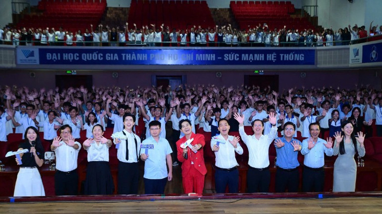 Staff, lecturers and students of Ho Chi Minh City National University responded to the first Unitour program of the 3167261571139533178-7341.jpg