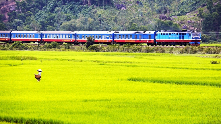 Tàu Thống Nhất đưa du khách thưởng ngoạn vẻ đẹp Việt Nam xuyên suốt chiều dài đất nước. (Ảnh: Lonely Planet) img-2726.jpg