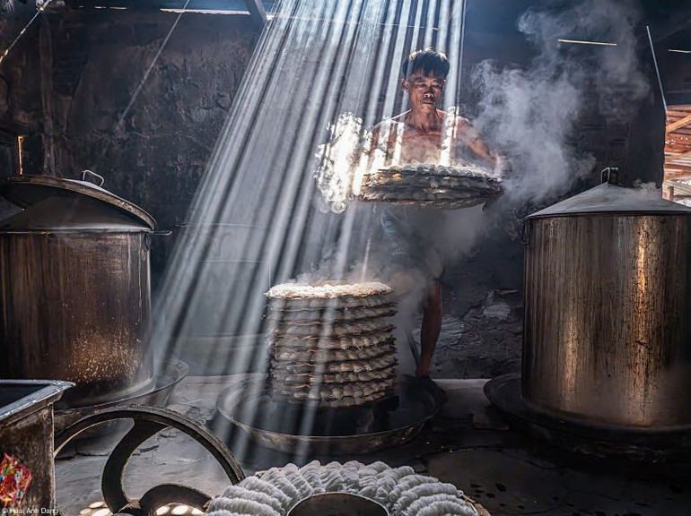 Bức ảnh giới thiệu một món ăn truyền thống đồng thời là nét đẹp văn hóa Việt Nam. anh-doat-giai.jpg