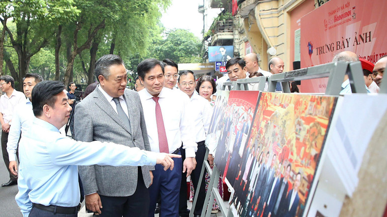 Các đại biểu tham quan không gian trưng bày. z6713363821152-d4687ac7548b177b91f3bde94b04ca4f.jpg