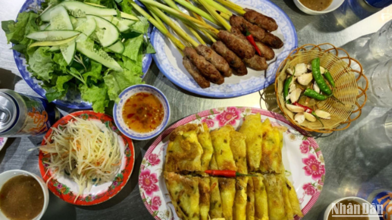 Bánh xèo và nem lụi, không chỉ ngon miệng mà còn "ngon" mắt. img-2993-8692.jpg