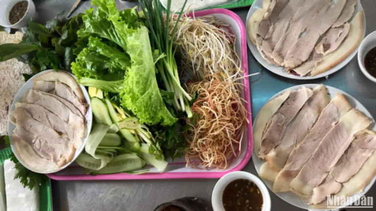 Bánh tráng cuốn thịt heo, đơn giản mà "gây thương nhớ". img-2995-5644.jpg
