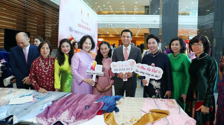 Den vietnamesiske ao dai har blitt et symbol som ofte blir anerkjent og elsket av internasjonale venner. tham-quan-7910.jpg