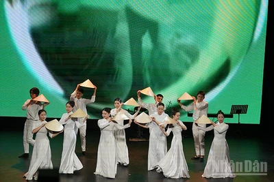 Tiết mục biểu diễn trong khuôn khổ chương trình nghệ thuật “Ánh sáng Phương Đông”. (Ảnh: XUÂN HƯNG)