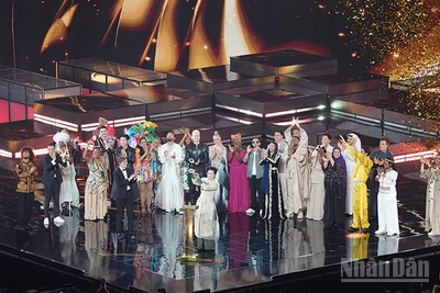 Giây phút ca sĩ Đức Phúc nhận cúp vô địch Intervision 2025. (Ảnh: XUÂN HƯNG)