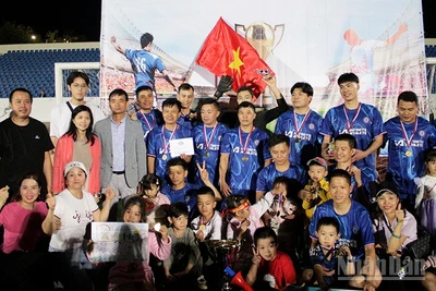 Đội Trung tâm thương mại Hà Nội giành chức vô địch.