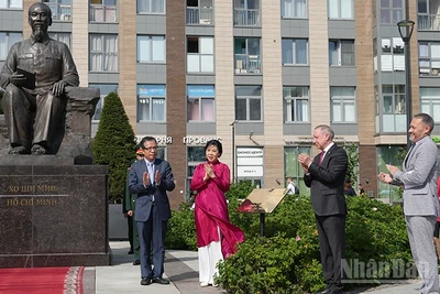 Khánh thành Quảng trường Hồ Chí Minh tại thành phố Saint Petersburg. (Ảnh: XUÂN HƯNG)