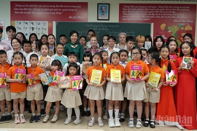 Phu nhân Ngô Phương Ly tặng sách, truyện tiếng Việt cho các em nhỏ.