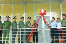 Các đại biểu thực hiện nghi thức khánh thành nhà mới cho các hộ nghèo, hộ khó khăn về nhà ở.