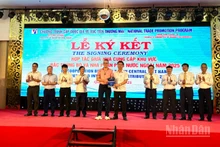 Các doanh nghiệp nước ngoài và trong nước trao biên bản ghi nhớ hợp tác tại hội nghị.