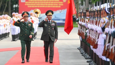 Đại tướng Phan Văn Giang, Ủy viên Bộ Chính trị, Phó Bí thư Quân ủy Trung ương, Bộ trưởng Quốc phòng và Thượng tướng Zakir Hasanov, Bộ trưởng Quốc phòng Azerbaijan duyệt đội hình danh dự.