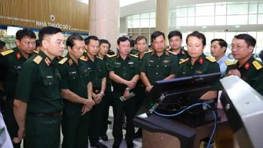 Đại biểu tham quan một số mô hình ứng dụng công nghệ thông tin tại Bệnh viện Quân y 175.