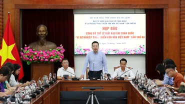 Tổng Biên tập Báo Văn Hóa Nguyễn Anh Vũ phát biểu tại buổi họp báo. (Ảnh: TRẦN HUẤN)