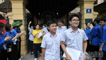 Không ít thí sinh thể hiện niềm vui, sự thoải mái khi hoàn thành ngày thi đầu tiên. (Ảnh: THẾ ĐẠI)