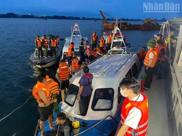 Hiện các lực lượng đang tiếp tục tổ chức tìm kiếm, cứu nạn tại hiện trường tàu bị nạn. (Ảnh: QUANG THỌ)