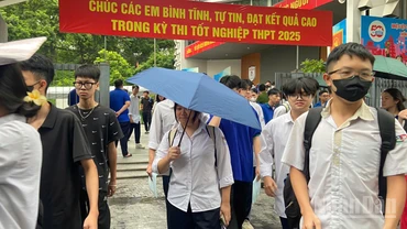Thí sinh ra về sau khi hoàn thành Kỳ thi tốt nghiệp trung học phổ thông năm 2025.