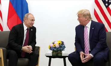 Tổng thống Nga Vladimir Putin (trái) và người đồng cấp Mỹ Donald Trump. (Ảnh tư liệu: Kyodo/TTXVN)