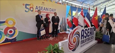 Các đại biểu dự Lễ kỷ niệm Ngày ASEAN 2025 chụp ảnh lưu niệm. (Ảnh: TTXVN)