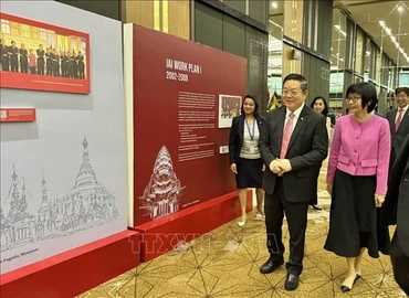Đại sứ Tôn Thị Ngọc Hương, Trưởng Phái đoàn Đại diện Việt Nam tại ASEAN và Tổng Thư ký ASEAN Kao Kim Hourn tại Triển lãm ảnh “25 năm Hội nhập”.