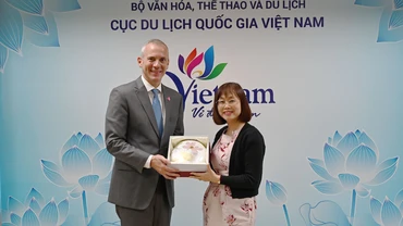 Phó Cục trưởng Du lịch Quốc gia Việt Nam Nguyễn Thị Hoa Mai tặng quà lưu niệm cho Tổng Giám đốc điều hành Cơ quan Du lịch Azerbaijan Florian Sengstschmid. (Ảnh: TITC)