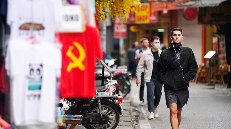 Mùa thu - đông là thời điểm lượng khách du lịch đến Hà Nội tăng cao.