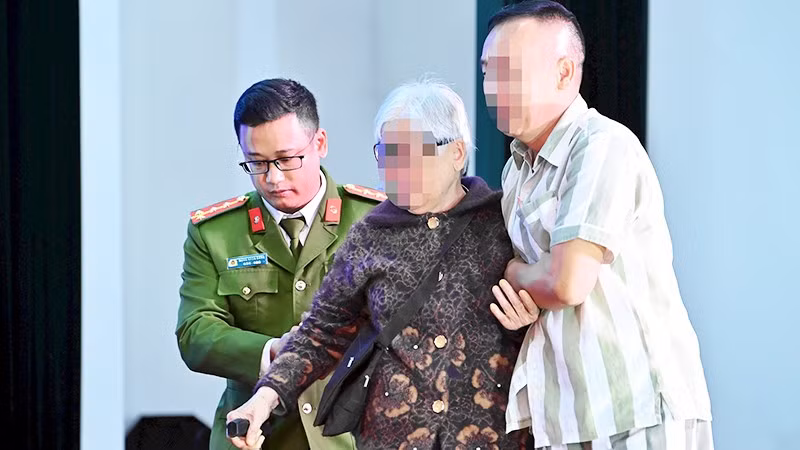 Phạm nhân T.T.T. chạy lại đỡ mẹ già trên sân khấu chương trình.