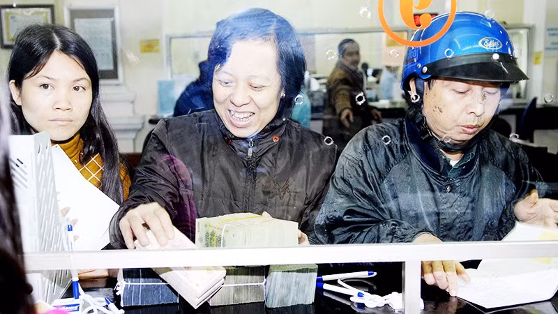 Tính đến ngày 18/11, đã có 14 ngân hàng điều chỉnh biểu lãi suất. Ảnh: NGUYỆT ANH