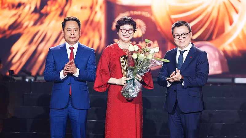 Nhà báo Lê Quốc Minh, Ủy viên Trung ương Đảng, Tổng Biên tập Báo Nhân Dân, Phó Trưởng ban Tuyên giáo và Dân vận Trung ương, Chủ tịch Hội Nhà báo Việt Nam và ông Trương Thành Trung, Tổng Biên tập Báo Đại đoàn kết công bố giải thưởng hạng mục "Tinh hoa cống hiến". Ảnh: BTC cung cấp