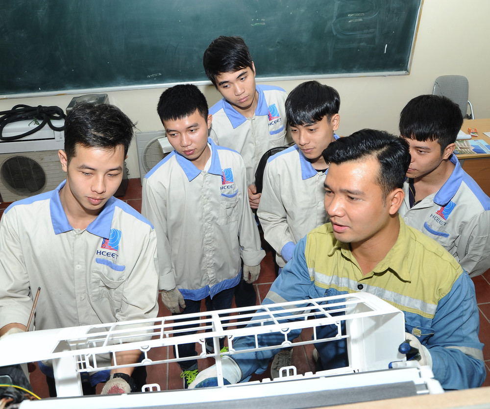 Đào tạo nghề tại Trường cao đẳng Điện lạnh Hà Nội. Ảnh: HẢI NAM