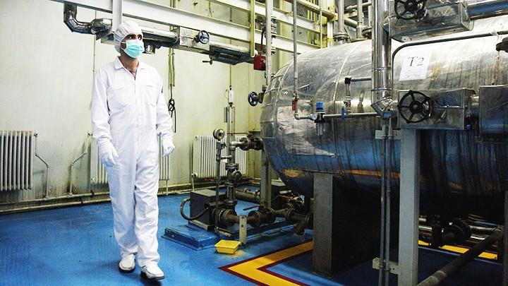 Chuyên gia Iran làm việc tại một cơ sở hạt nhân của nước này. Ảnh: AP