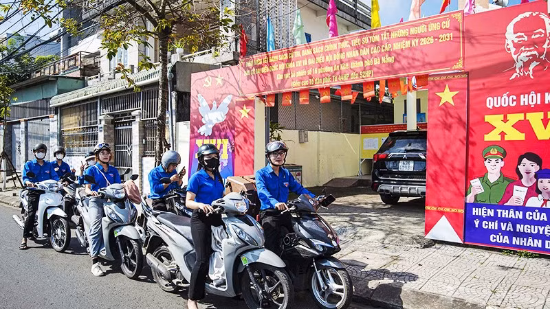 Đoàn viên, thanh niên phường An Khê tuyên truyền lưu động trên các tuyến đường, kiệt, hẻm nhỏ.
