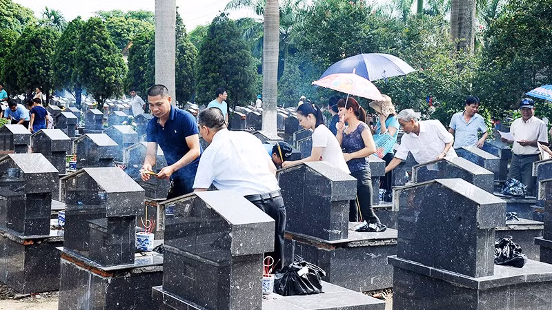 Viếng nghĩa trang Liệt sĩ. Ảnh: NAM HẢI 