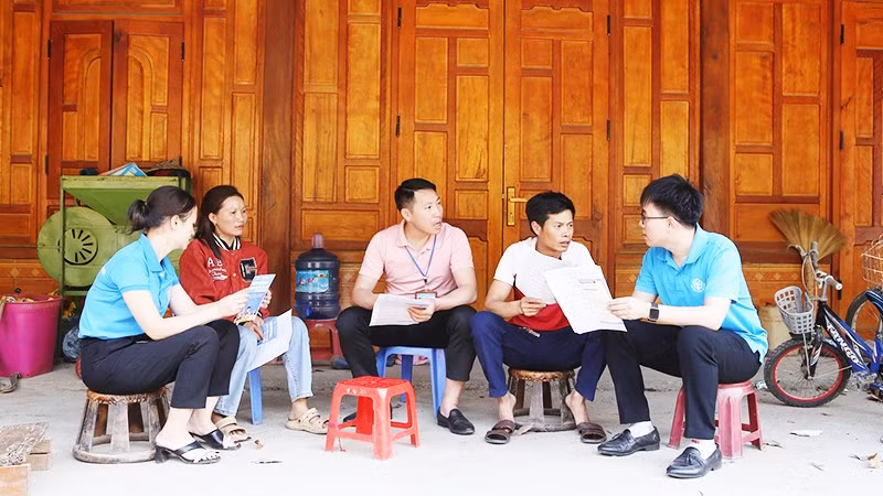 Cán bộ ngành BHXH vận động người tham gia BHXH tự nguyện.