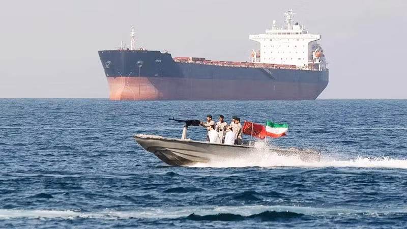 Hải quân Iran tuần tiễu cạnh một tàu chở dầu tại eo biển Hormuz. Ảnh: GETTYIMAGES