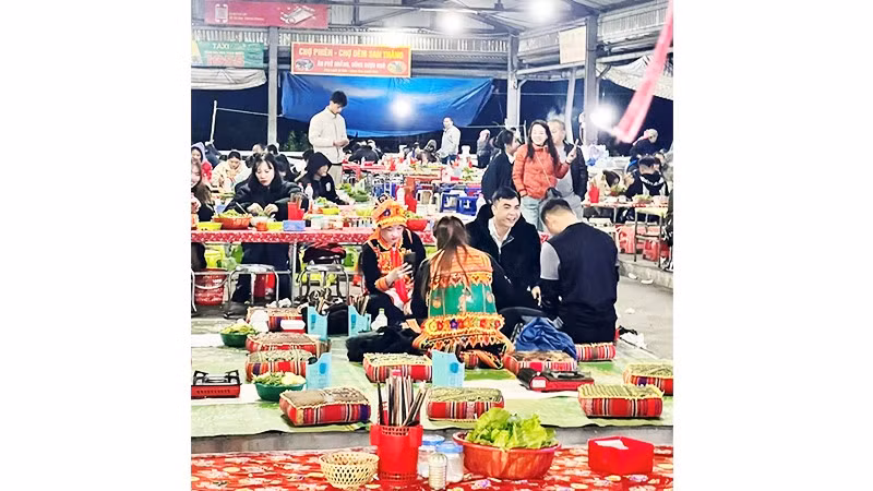 Rộn ràng chợ đêm phố núi