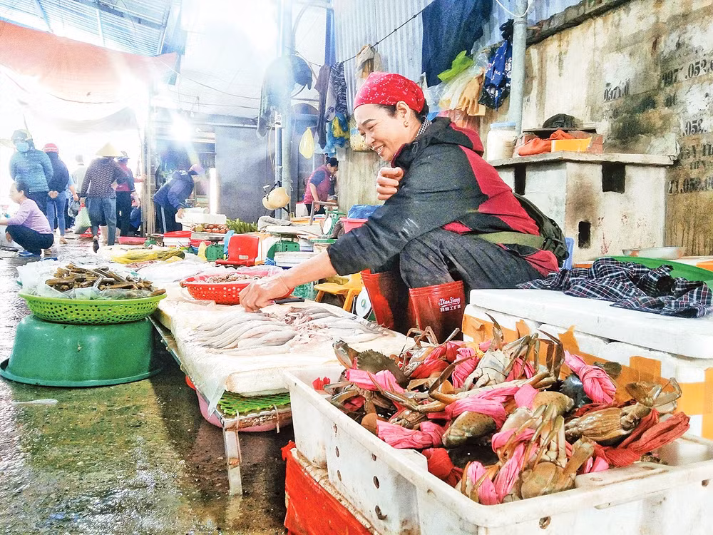 Hải sản tươi ngon tại chợ Gú. Ảnh: LƯƠNG HÀ