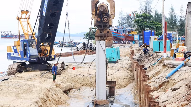 Các đơn vị thi công đang nỗ lực hoàn thành tuyến kè An Lương (TP Đà Nẵng) trước mùa mưa bão năm nay.