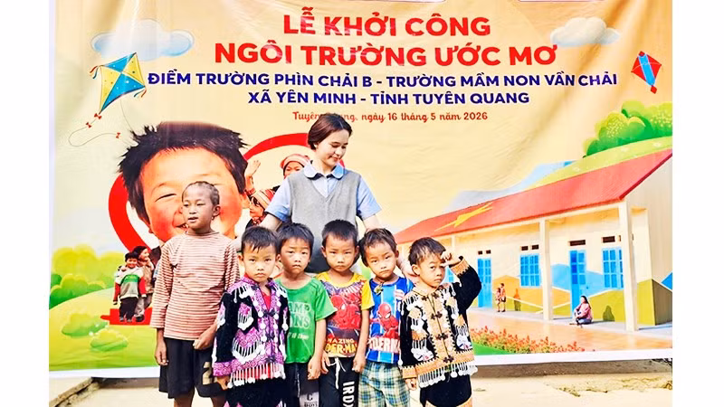 Nguyễn Minh Anna chụp ảnh cùng các em học sinh tại một điểm trường. Ảnh: NVCC