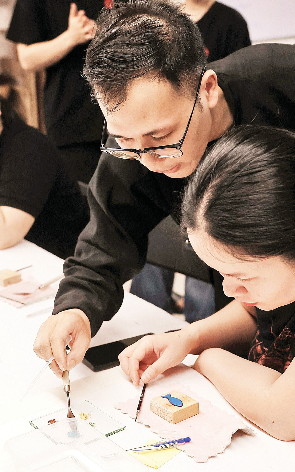 Mong muốn lan tỏa nghệ thuật pháp lam, Tùng thường tổ chức workshop cho các bạn trẻ. 5-1.jpg