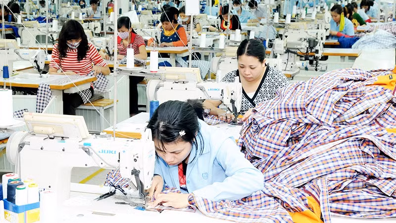 Dây chuyền may xuất khẩu của Công ty cổ phần May Đức Giang. Ảnh: NAM ANH