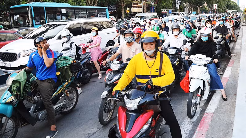 Nhóm chịu tác động lớn nhất trong quá trình chuyển đổi xanh là người lao động có thu nhập thấp đến trung bình. Ảnh: K.MINH