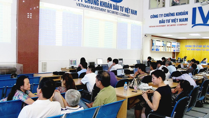 Phần lớn các giao dịch của các nhà đầu tư cá nhân bị chi phối bởi tâm lý và hiệu ứng đám đông. Ảnh: BẮC SƠN