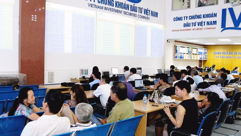 Phần lớn các giao dịch của các nhà đầu tư cá nhân bị chi phối bởi tâm lý và hiệu ứng đám đông. Ảnh: BẮC SƠN