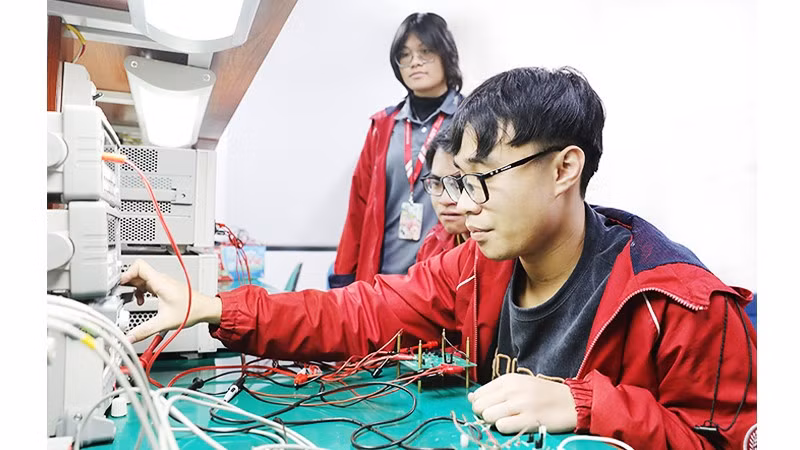 Một trong những đột phá quan trọng của Nghị quyết là đặt con người, trước hết là đội ngũ nhà giáo, giảng viên vào vị trí trung tâm của chiến lược phát triển nhân lực chất lượng cao. Ảnh: ANH QUÂN